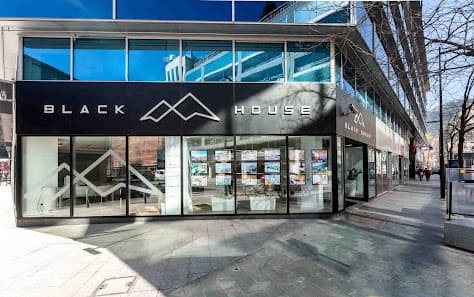 BLACK HOUSE