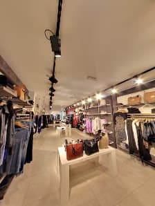 Ver galería de GUESS