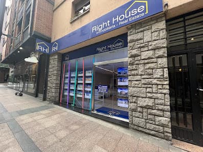 Right House Immobiliària Real Estate